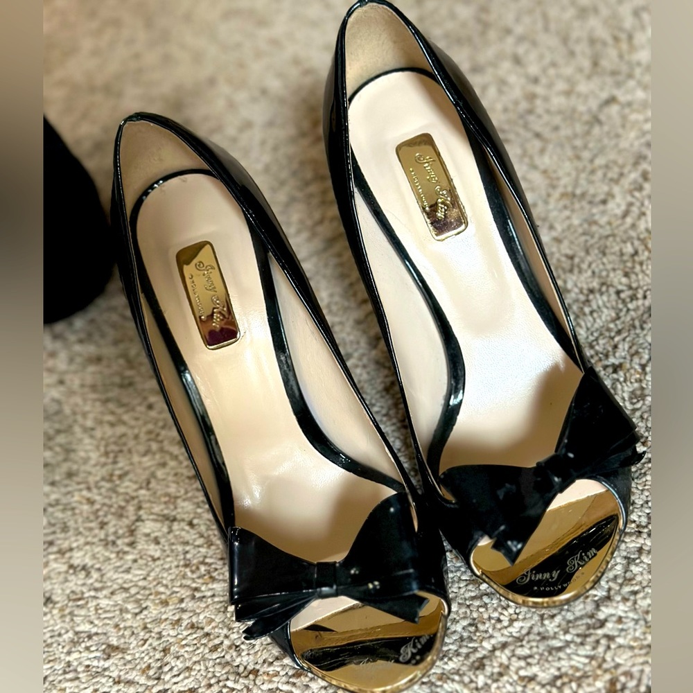 7, fits like 6.5 black heels